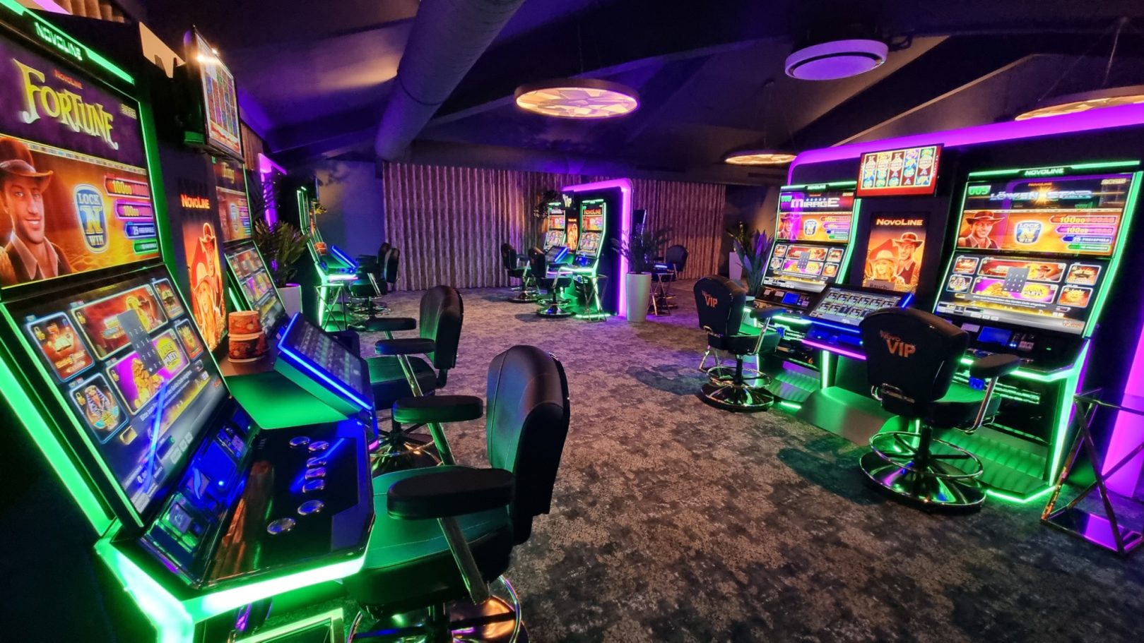 Bunte Spielautomaten in einem modernen Casino mit stimmungsvollem Licht.