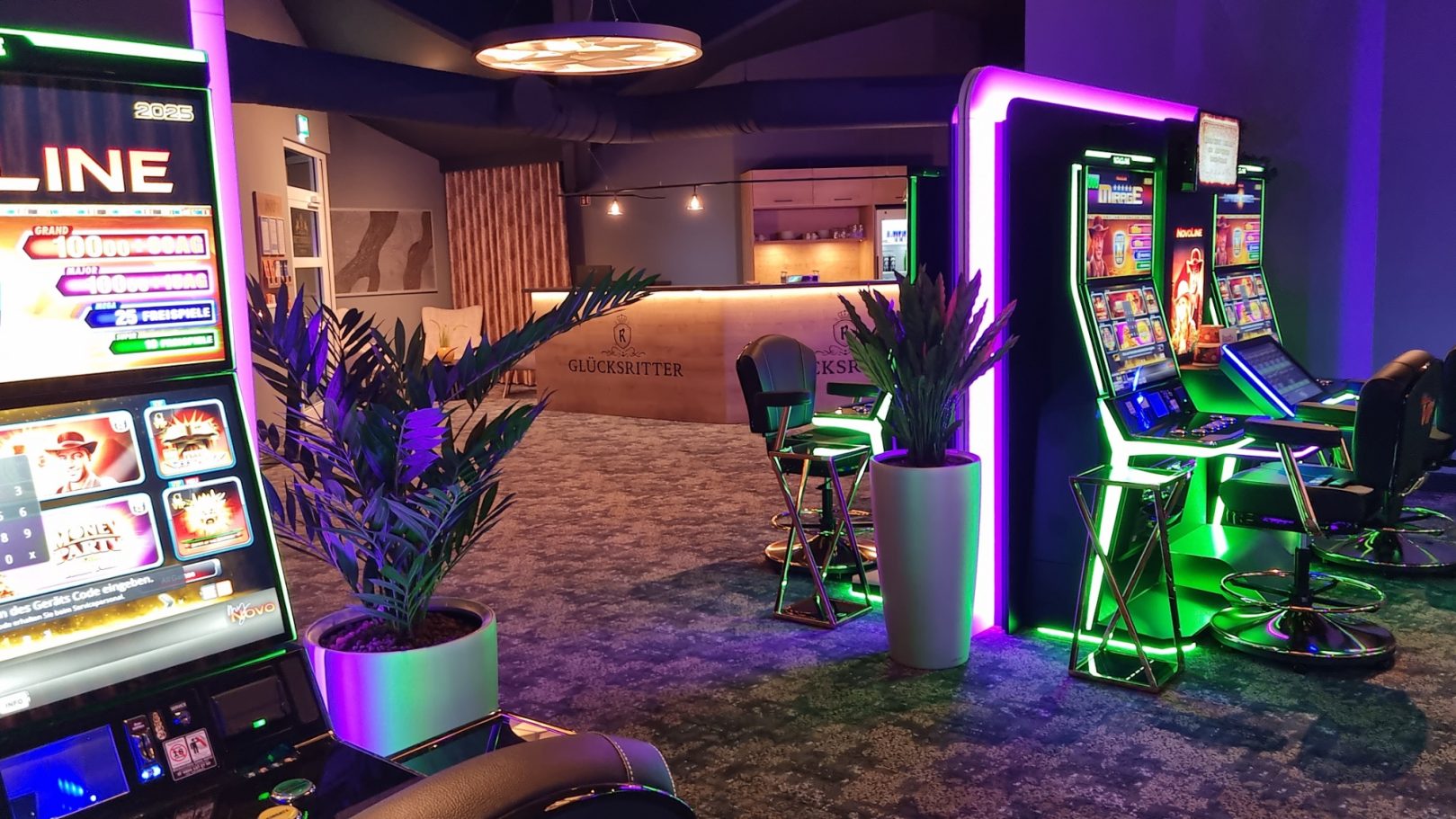 Spielautomaten in einem modernen Casino mit sanfter Beleuchtung und Pflanzen.